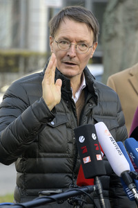 Pressestatement vor der Charité in Berlin