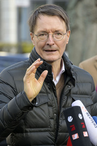 Pressestatement vor der Charité in Berlin