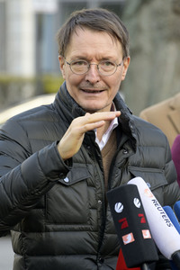 Pressestatement vor der Charité in Berlin