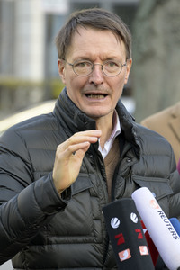 Pressestatement vor der Charité in Berlin
