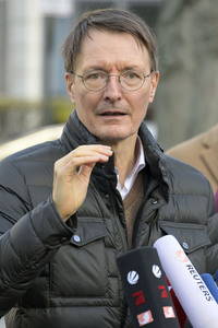 Pressestatement vor der Charité in Berlin