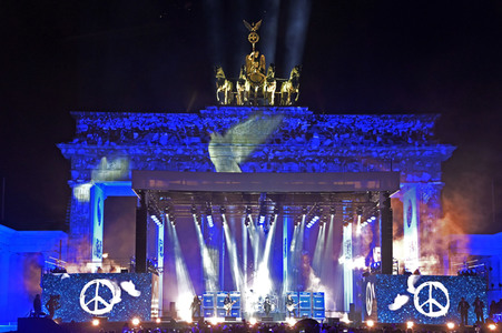 Silvestershow 'Celebrate at the Gate - Willkommen 2023' in Berlin