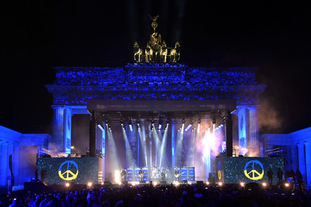 Silvestershow 'Celebrate at the Gate - Willkommen 2023' in Berlin