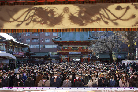 Gläubige am Kanda Myojin-Schrein in Tokio