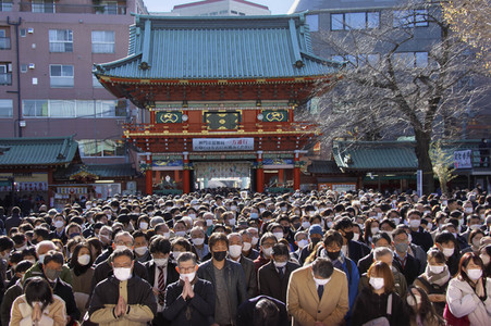 Gläubige am Kanda Myojin-Schrein in Tokio