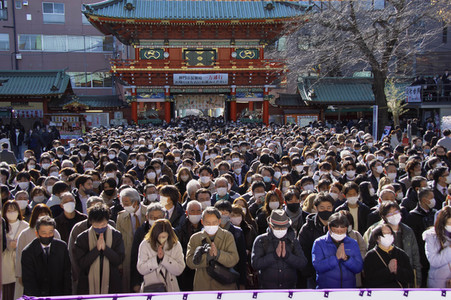 Gläubige am Kanda Myojin-Schrein in Tokio