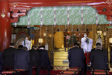 Gläubige am Kanda Myojin-Schrein in Tokio