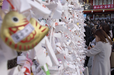 Gläubige am Kanda Myojin-Schrein in Tokio