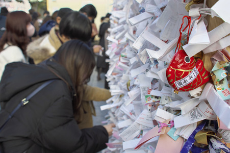 Gläubige am Kanda Myojin-Schrein in Tokio