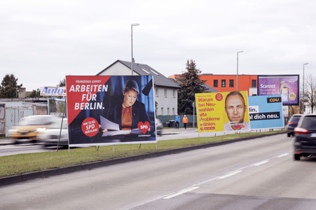 Wahlplakate zur Wiederholungswahl zum Abgeordnetenhaus in Berlin