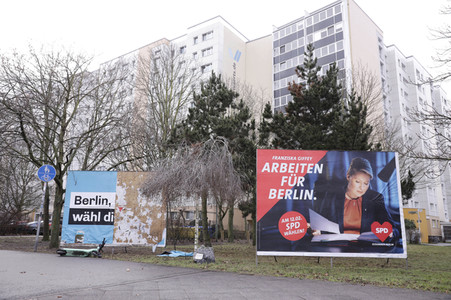 Wahlplakate zur Wiederholungswahl zum Abgeordnetenhaus in Berlin