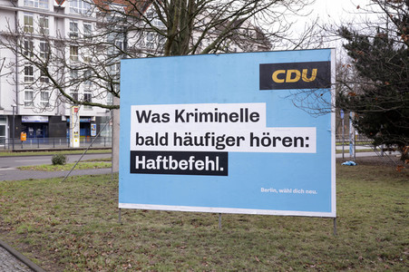 Wahlplakate zur Wiederholungswahl zum Abgeordnetenhaus in Berlin