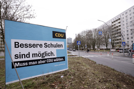 Wahlplakate zur Wiederholungswahl zum Abgeordnetenhaus in Berlin