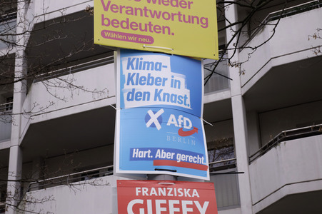 Wahlplakate zur Wiederholungswahl zum Abgeordnetenhaus in Berlin
