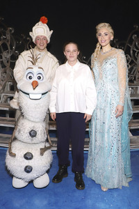 Besuch von Jasna Fritzi Bauer beim Musical 'Die Eiskönigin' in Hamburg