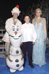 Besuch von Jasna Fritzi Bauer beim Musical 'Die Eiskönigin' in Hamburg