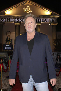 Theaterpremiere 'Eines langen Tages Reise in die Nacht' in Berlin