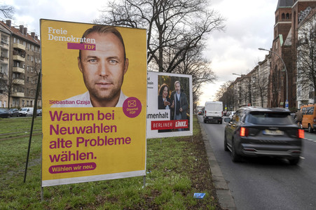 Wahlplakate zur Wiederholungswahl zum Abgeordnetenhaus in Berlin