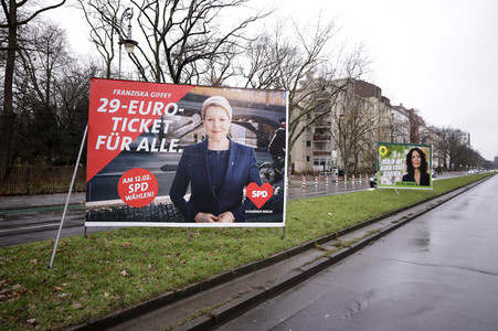 Wahlplakate von SPD und Bündnis 90/Die Grünen zur Wiederholungswahl in Berlin