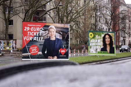 Wahlplakate von SPD und Bündnis 90/Die Grünen zur Wiederholungswahl in Berlin