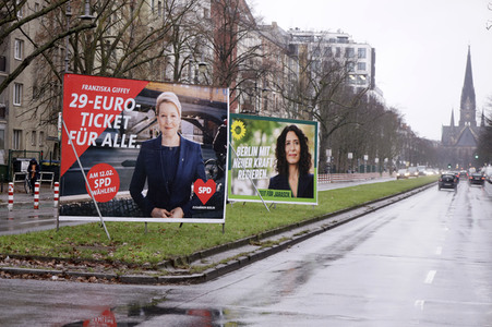 Wahlplakate von SPD und Bündnis 90/Die Grünen zur Wiederholungswahl in Berlin