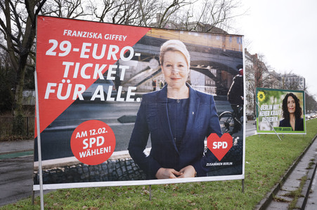 Wahlplakate von SPD und Bündnis 90/Die Grünen zur Wiederholungswahl in Berlin