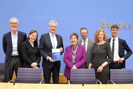 Bundespressekonferenz Wege zur Stärkung der Resilienz des deutschen Gesundheitssystems in Berlin