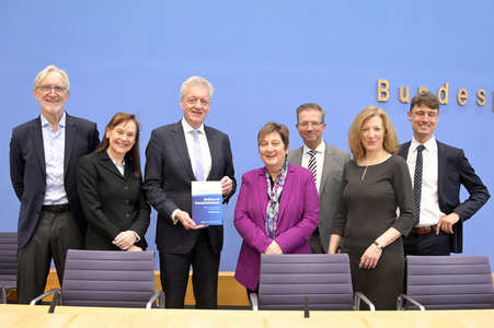 Bundespressekonferenz Wege zur Stärkung der Resilienz des deutschen Gesundheitssystems in Berlin