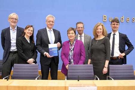 Bundespressekonferenz Wege zur Stärkung der Resilienz des deutschen Gesundheitssystems in Berlin