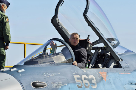 Jens Stoltenberg besucht die Iruma Air Base in Sayama