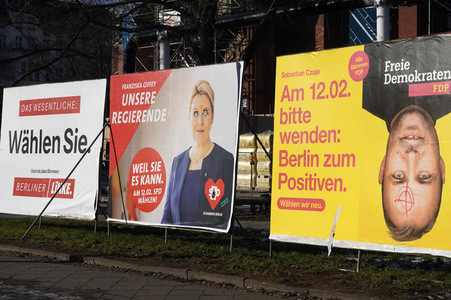 Wahlplakate zur Wiederholungswahl in Berlin