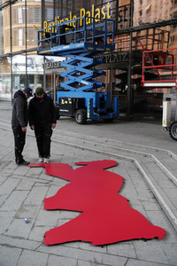 Montage des Berlinale-Bären zur Berlinale 2023 in Berlin