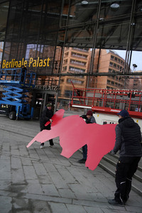 Montage des Berlinale-Bären zur Berlinale 2023 in Berlin