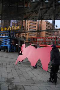 Montage des Berlinale-Bären zur Berlinale 2023 in Berlin