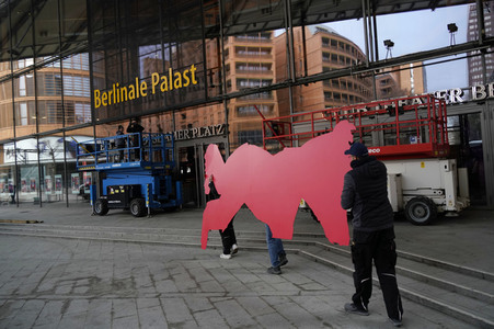 Montage des Berlinale-Bären zur Berlinale 2023 in Berlin