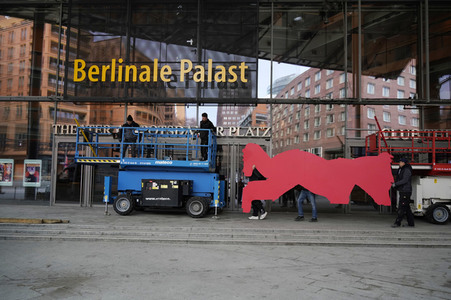 Montage des Berlinale-Bären zur Berlinale 2023 in Berlin