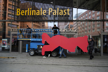Montage des Berlinale-Bären zur Berlinale 2023 in Berlin
