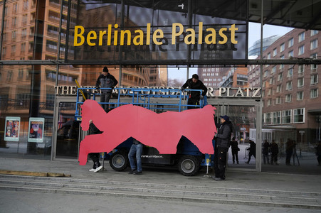 Montage des Berlinale-Bären zur Berlinale 2023 in Berlin