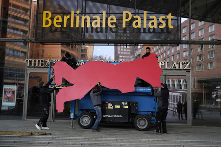Montage des Berlinale-Bären zur Berlinale 2023 in Berlin