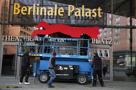 Montage des Berlinale-Bären zur Berlinale 2023 in Berlin