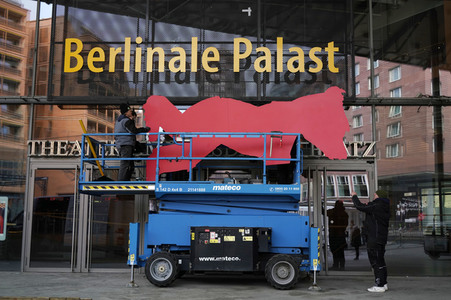 Montage des Berlinale-Bären zur Berlinale 2023 in Berlin