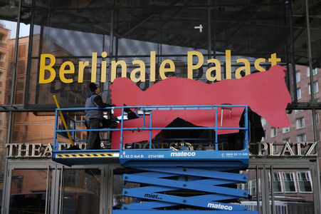 Montage des Berlinale-Bären zur Berlinale 2023 in Berlin