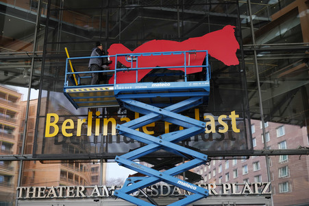 Montage des Berlinale-Bären zur Berlinale 2023 in Berlin