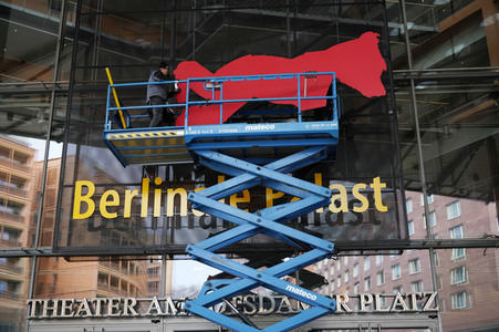 Montage des Berlinale-Bären zur Berlinale 2023 in Berlin