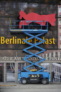 Montage des Berlinale-Bären zur Berlinale 2023 in Berlin