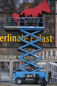 Montage des Berlinale-Bären zur Berlinale 2023 in Berlin