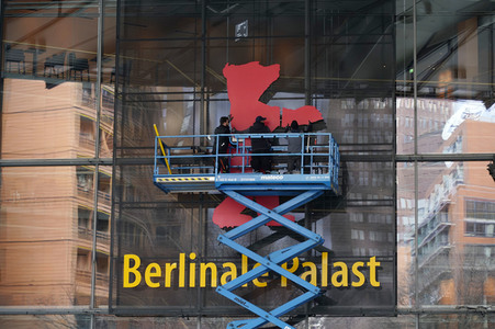 Montage des Berlinale-Bären zur Berlinale 2023 in Berlin