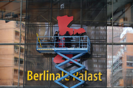 Montage des Berlinale-Bären zur Berlinale 2023 in Berlin