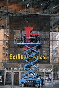 Montage des Berlinale-Bären zur Berlinale 2023 in Berlin