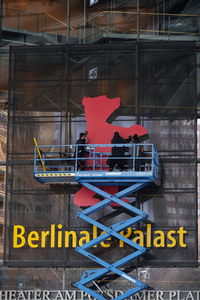 Montage des Berlinale-Bären zur Berlinale 2023 in Berlin